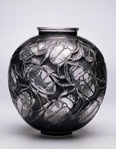 Large Scarabs Vase, 1923 (pátina preta e vidro moldado)